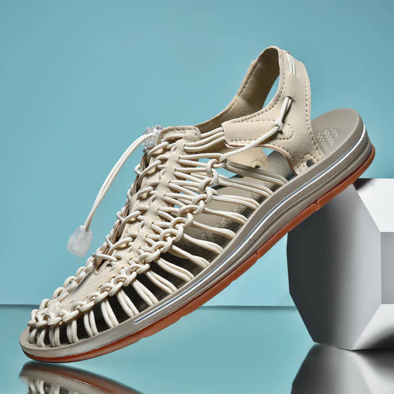 Adjustable men's closed-toe sandals for walking, providing breathable comfort & protection.