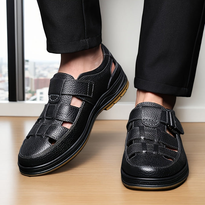 Men's closed-toe summer sandals with adjustable strap, perfect for warm weather comfort and protection.
