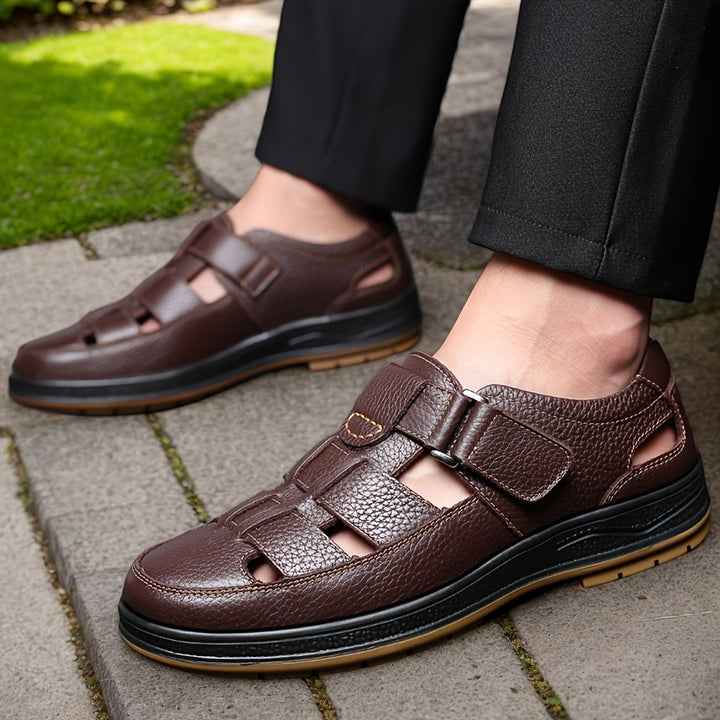 Men's outdoor walking sandals, closed-toe for protection, adjustable strap, ideal for summer adventures.