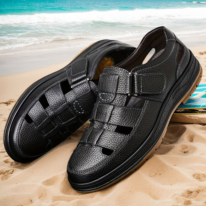 Casual men's beach sandals, closed-toe for foot protection, adjustable strap for a secure fit in summer.