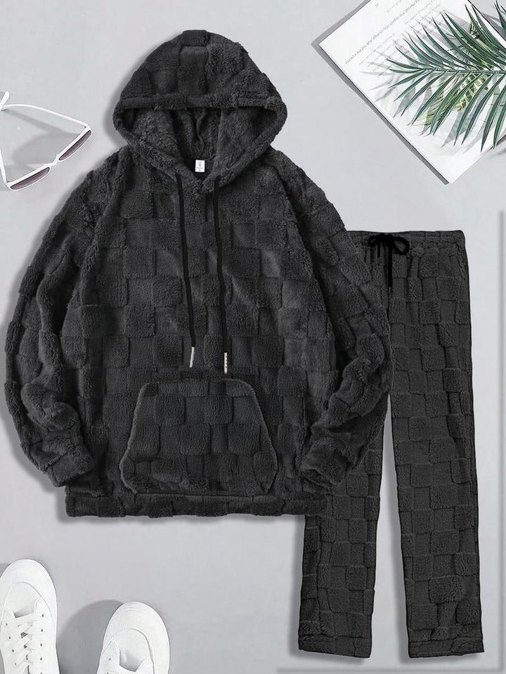 Street-style men's tracksuit set in soft fleece, great for a cozy outfit.