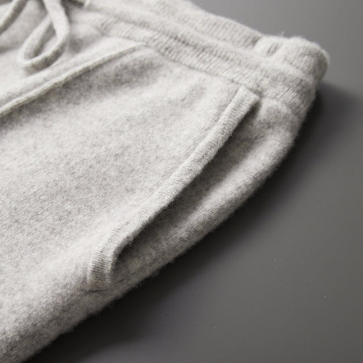 Detail of the elastic waistband and drawstring on men's merino lounge pants, comfort focus.