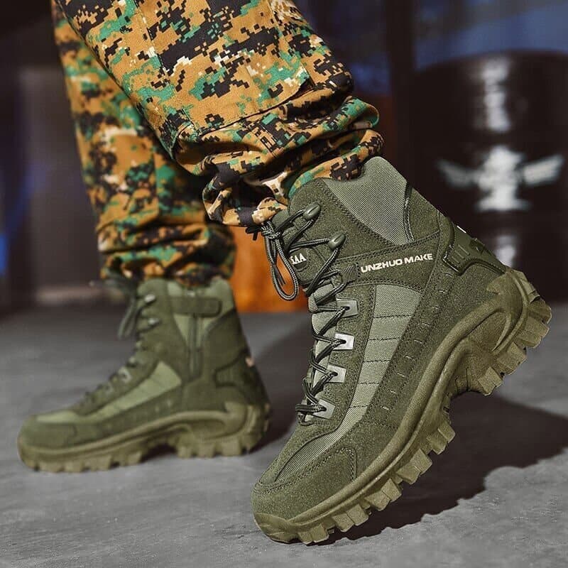 Men's durable tactical work boots with rugged traction, ideal for outdoor activities.