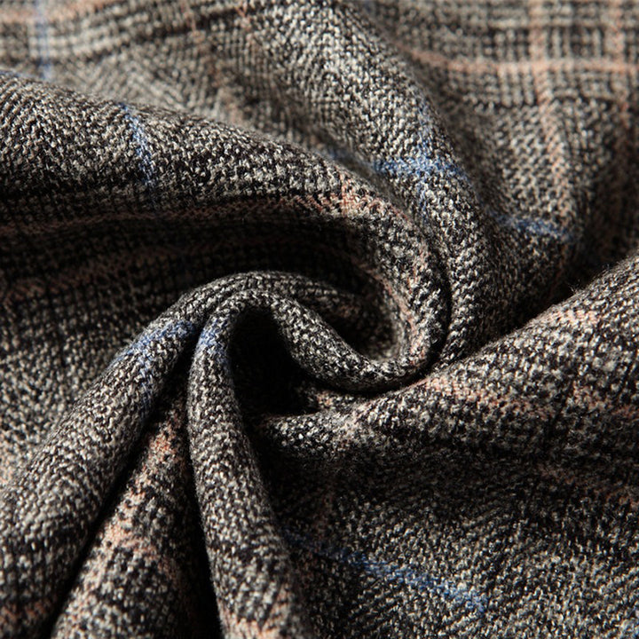 Detail of the single elegant button on a men's embroidered slim fit blazer, ideal for a refined formal look.