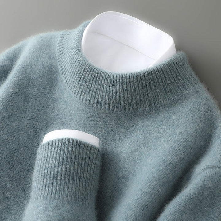 Elegant men's crew neck sweater, a soft knitwear pullover for a sophisticated and comfortable fall outfit.