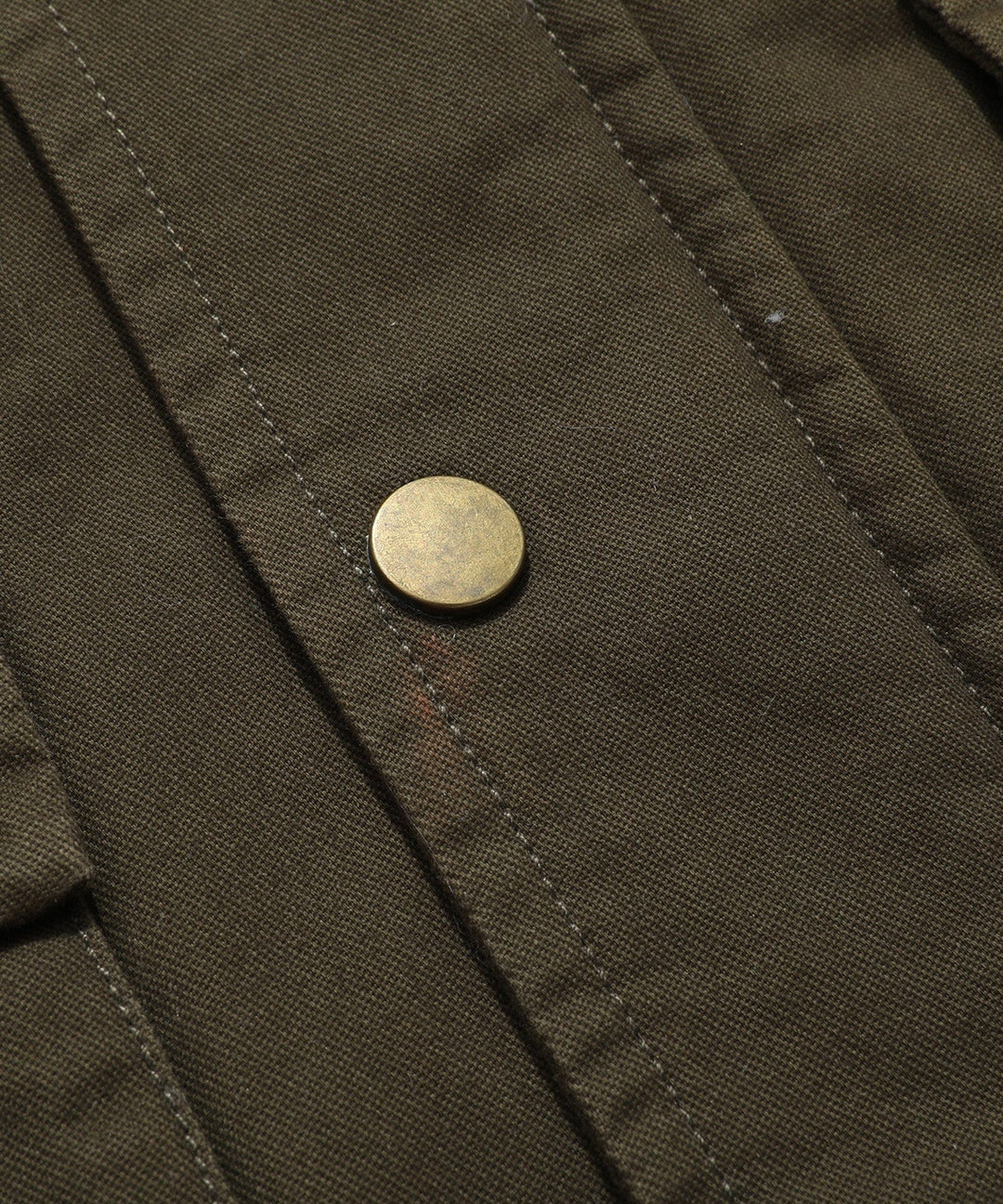 High-quality men's utility field jacket, designed for durability and comfort with quilting.