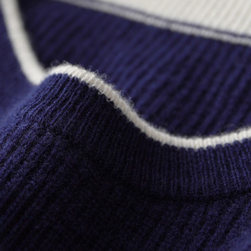 Men's knitwear: a comfortable crewneck sweater with prominent contrast stripes, versatile style.