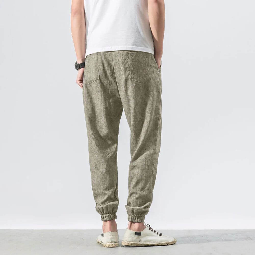 Breathable men's lightweight pants, essential for warm days and relaxed fit.