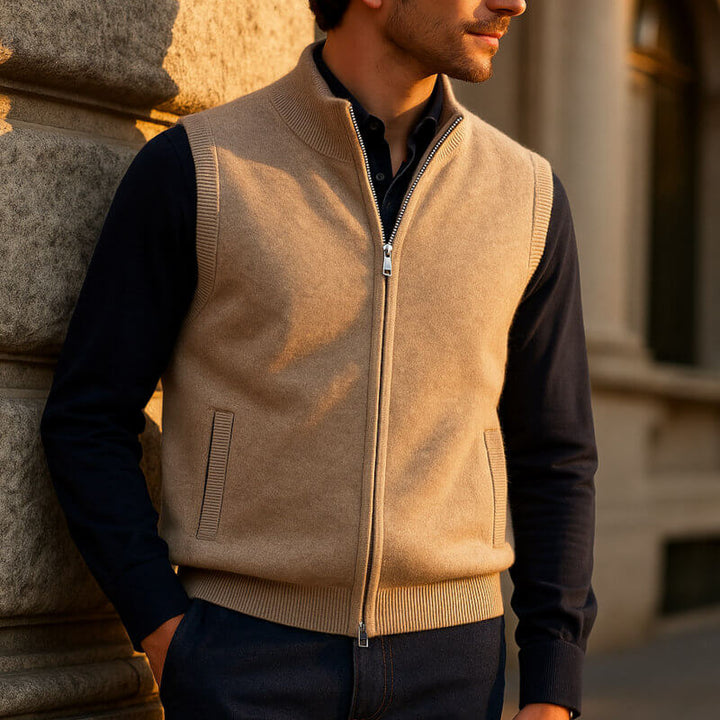 Men's lightweight full-zip vest, perfect for layering and everyday comfort.