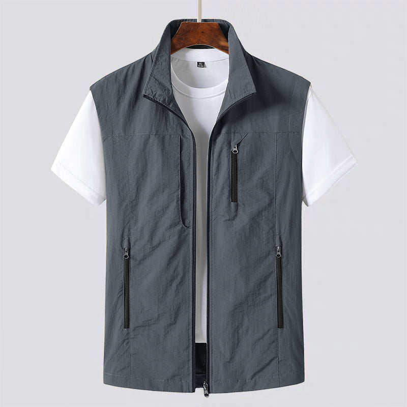 Sleeveless men's summer vest with multiple utility pockets, perfect for outdoor adventures & travel wear.