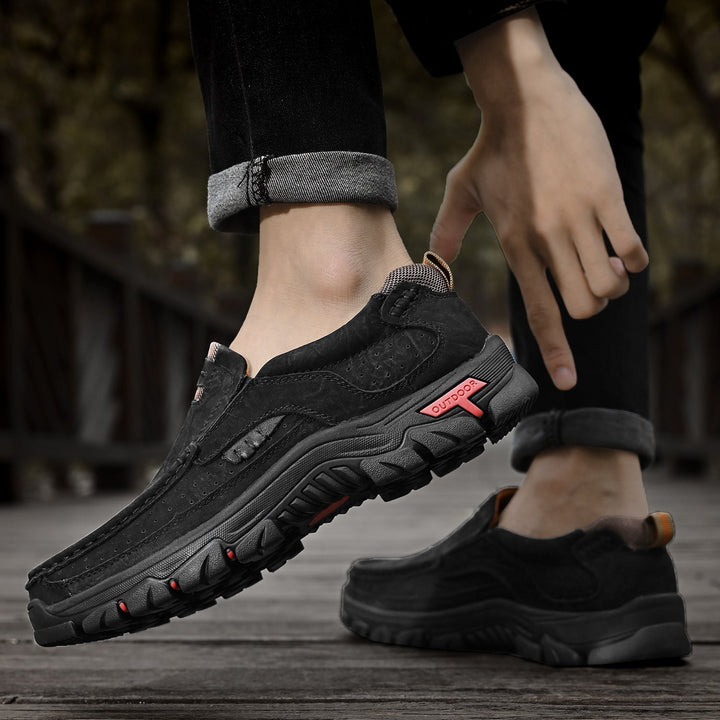 Black orthopedic men's boots, comfortable, offering a refined look with health benefits.