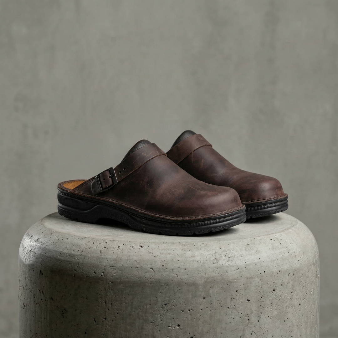 Men's orthopedic comfort clogs, black, featuring arch support & all-day foot relief. Ideal for work or casual wear.