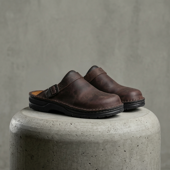 Men's orthopedic comfort clogs, black, featuring arch support & all-day foot relief. Ideal for work or casual wear.