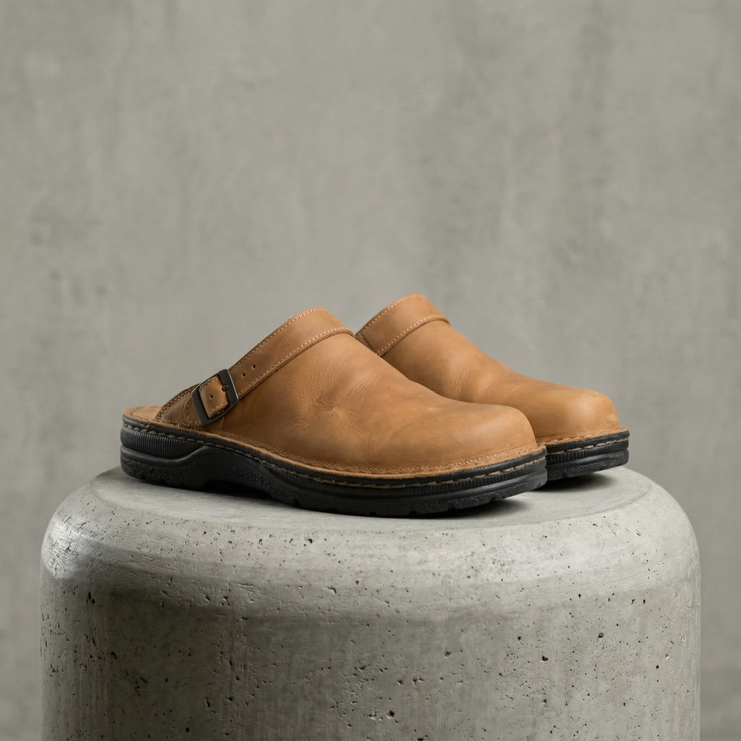 Slip-on men's comfort clogs with non-slip sole, perfect for work. Provides orthopedic arch support and all-day comfort.
