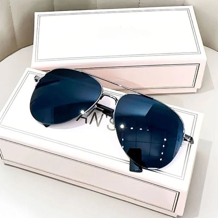 Men's pilot sunglasses with gradient lenses & UV400 protection. Stylish eyewear for travel & outdoor.