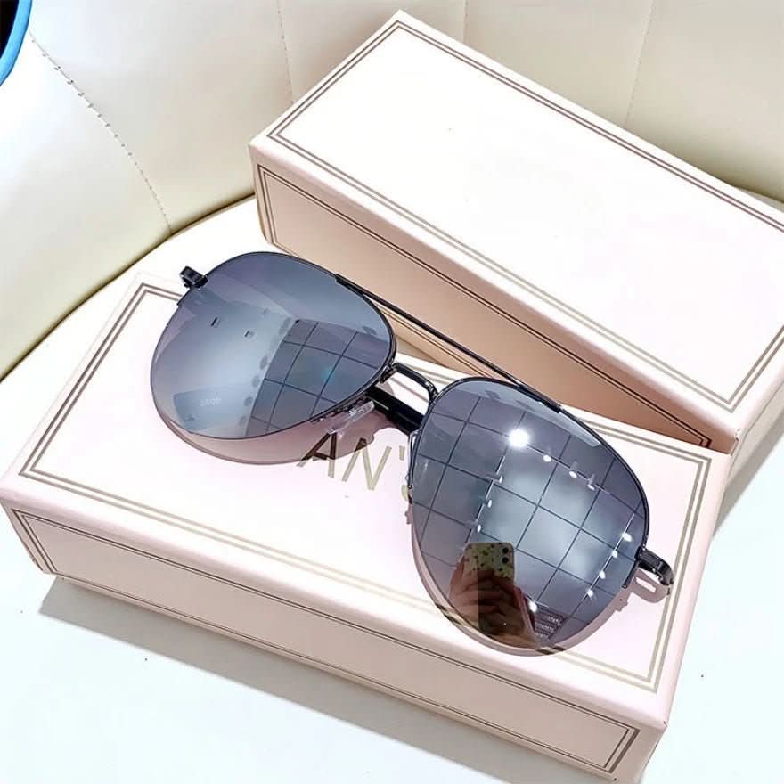 Men's stylish pilot sunglasses for driving. Gradient lenses with UV400 protection for clear vision.