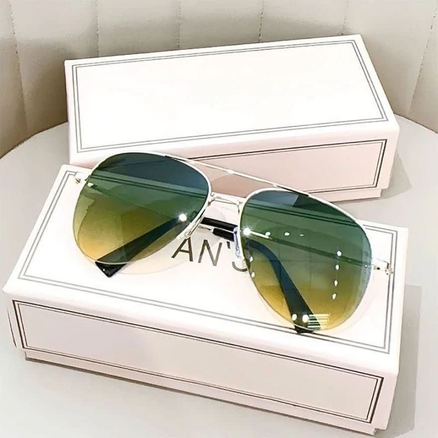 Travel-ready men's pilot sunglasses. Gradient lenses & UV400 protection. Essential fashion accessory.