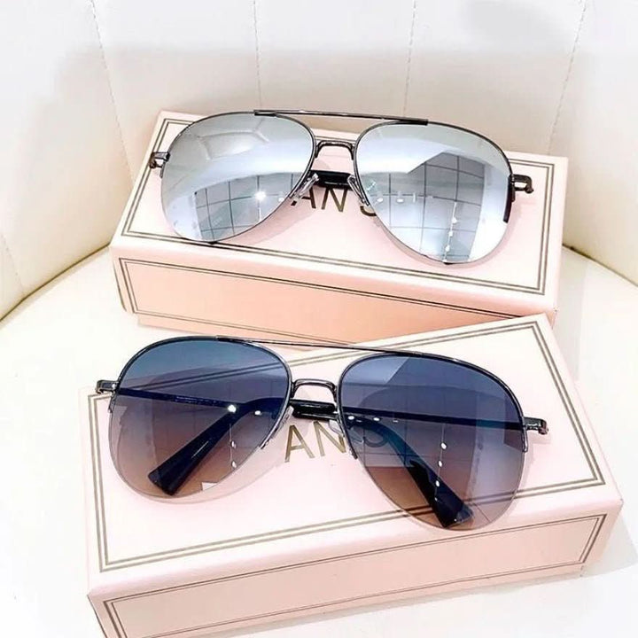 Black frame men's pilot sunglasses with gradient smoke lenses & UV400 protection. Essential eyewear.