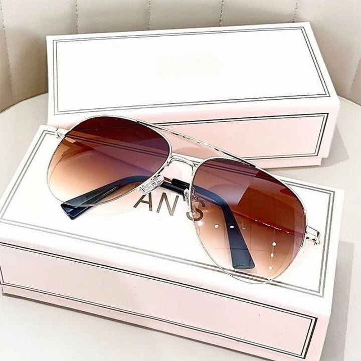 Modern men's pilot sunglasses featuring gradient lenses & UV400 protection. Great for driving & travel.