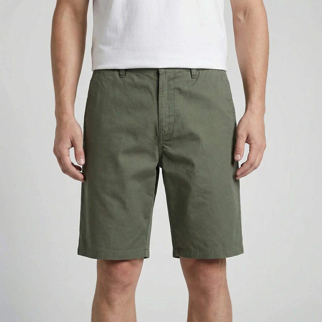 Knee-length men's plus size shorts for casual streetwear. Comfortable and relaxed for warm days.