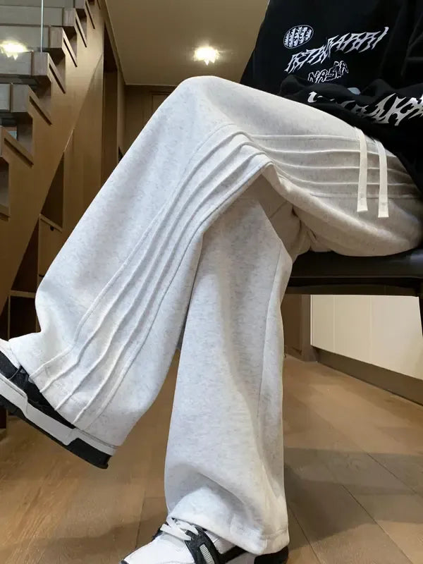 Stylish men's wide-leg track pants with a pleated front, offering a modern streetwear look