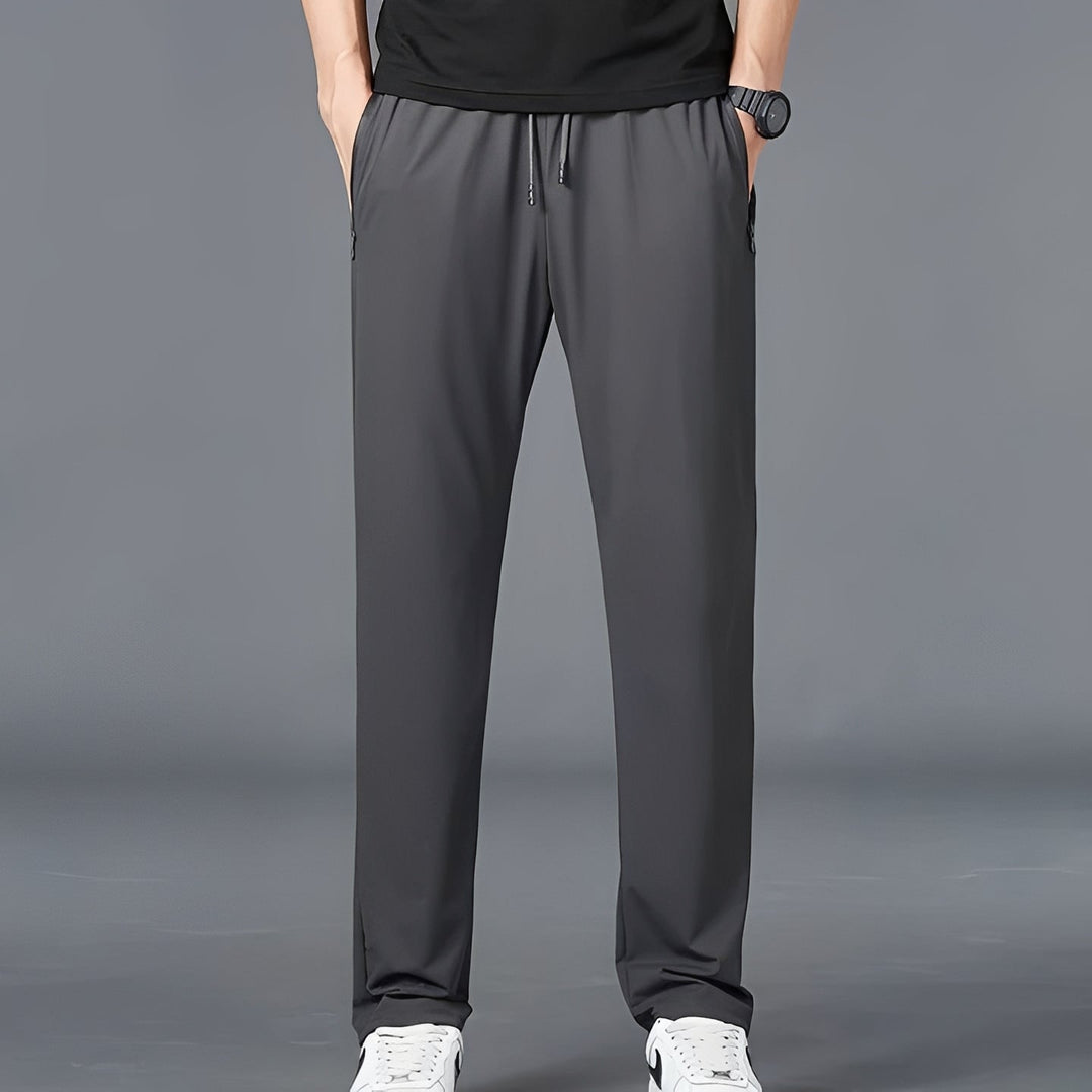 Men's quick-dry stretch hiking cargo pants in gray, ideal for active outdoor trails.