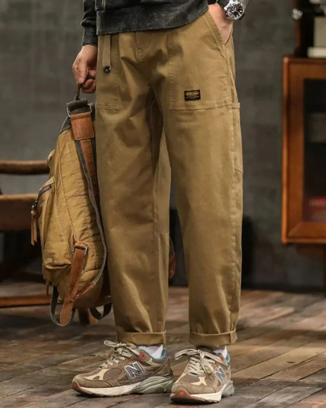 Casual men's relaxed fit cargo pants, perfect for everyday style and comfort.