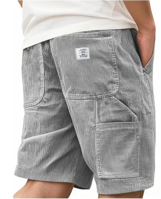 Fashionable men's relaxed fit cargo shorts, combining utility & everyday style.