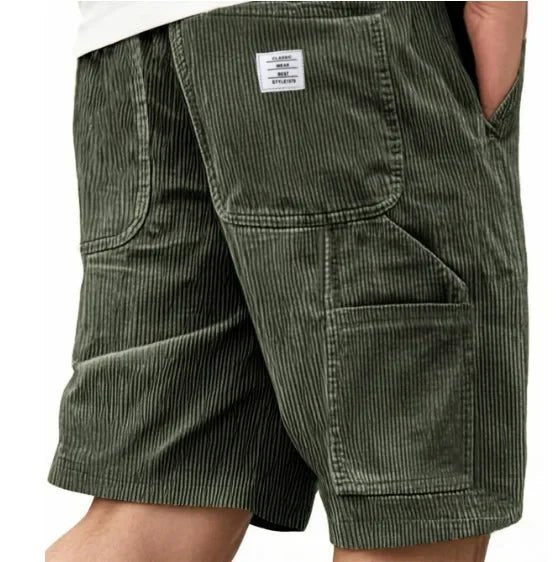 Effortless men's knee-length cargo shorts, perfect for everyday summer wear.