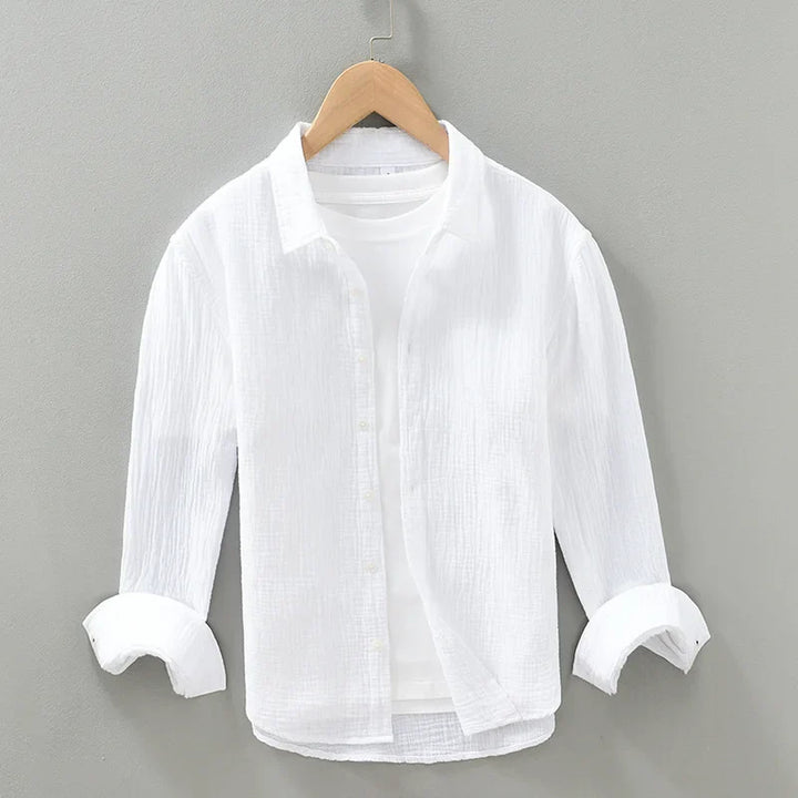 Casual men's button-down shirt, 100% cotton, relaxed fit, ideal for warm weather.