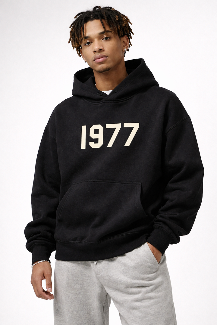 Warm men's retro 1977 raglan hoodie for winter streetwear, featuring a comfort fit and urban style.