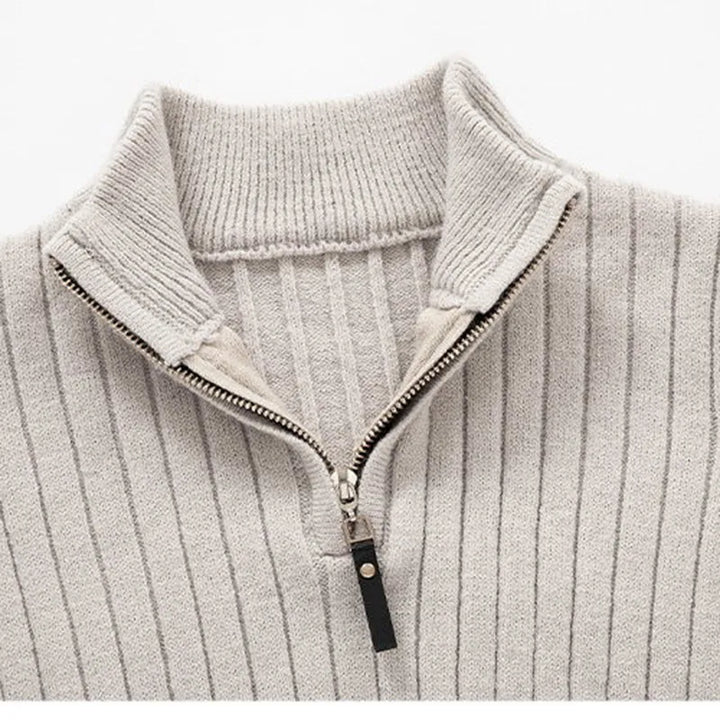 Modern men's knitwear: a comfortable ribbed half-zip pullover, ideal for everyday style.
