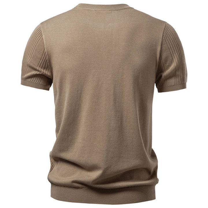 Soft men's short-sleeve henley shirt in ribbed fabric, a stylish and comfortable alternative to polos.