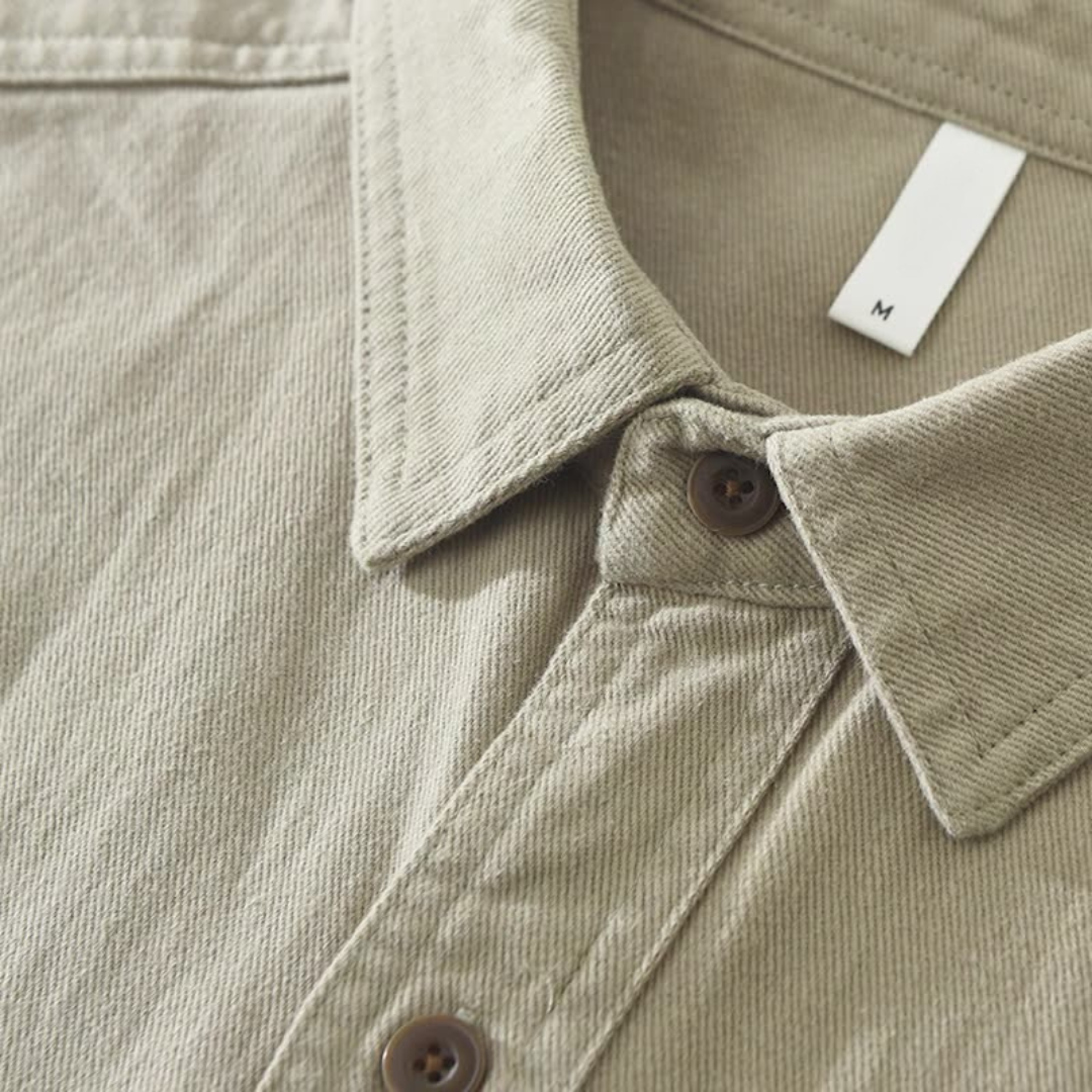 Versatile men's overshirt, ideal for layering. Rugged button-up shirt in a relaxed fit for everyday wear.