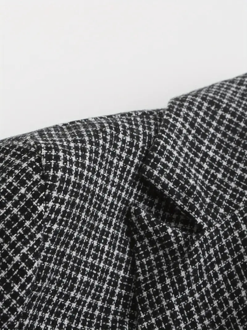 Elegant men's check blazer, slim fit and double-breasted with notch lapel. Ideal for smart casual outfits.