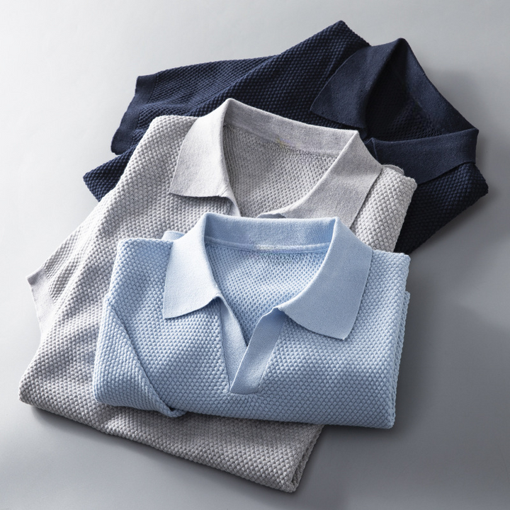Trendy men's knit polo, slim fit with an open collar, a versatile casual top.