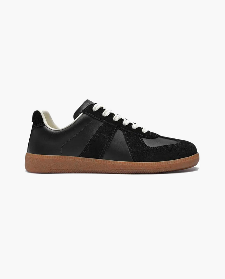 Stylish men's low-top sneakers. Smart casual design, perfect for everyday wear and versatile fashion.