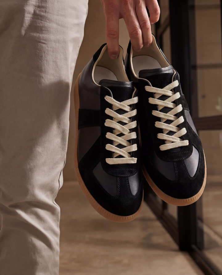 Modern men's smart casual low-top sneakers. Durable everyday footwear, ideal for versatile men's fashion.