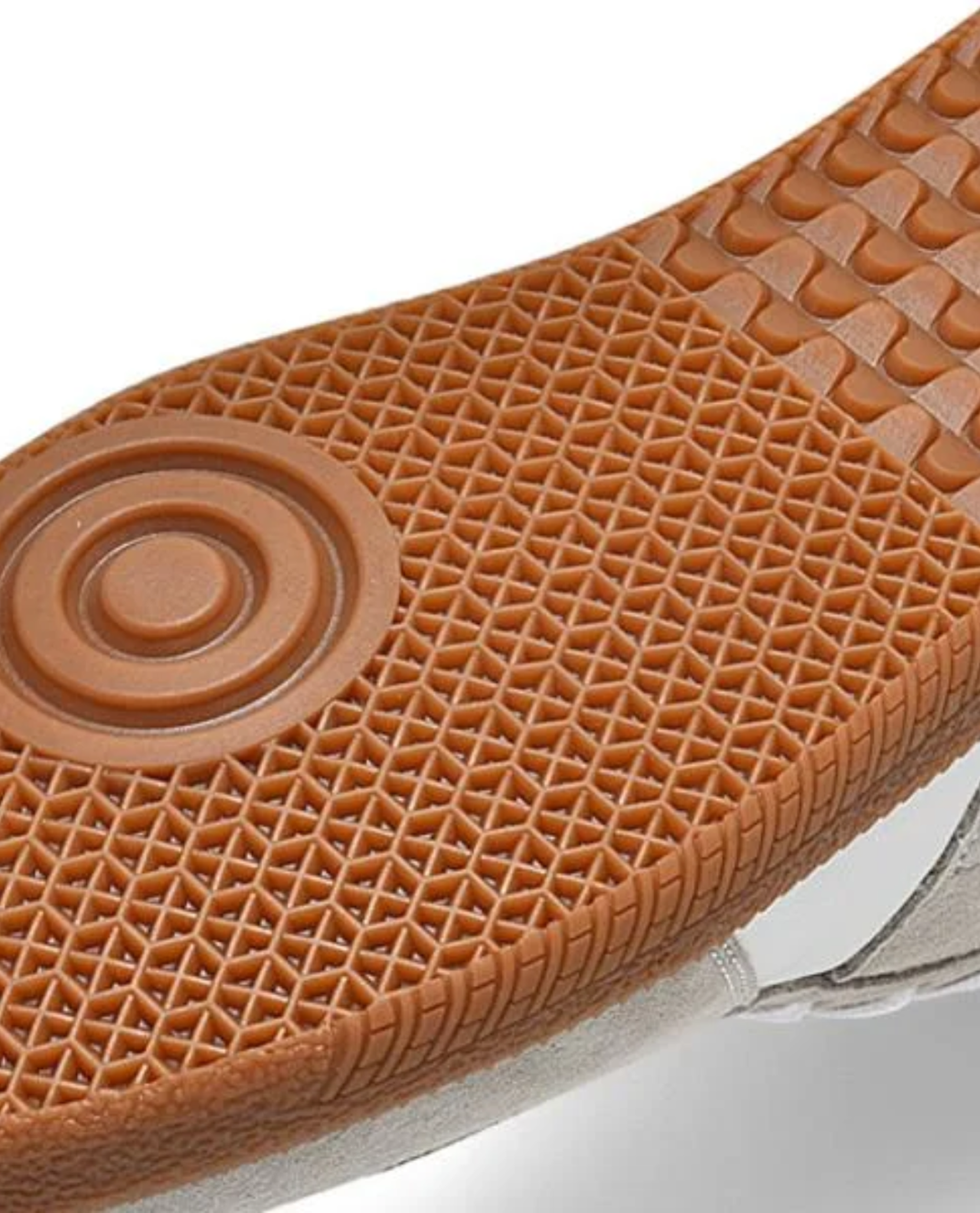 Everyday men's low-top sneakers with a smart casual look. Perfect for various outfits & men's fashion.