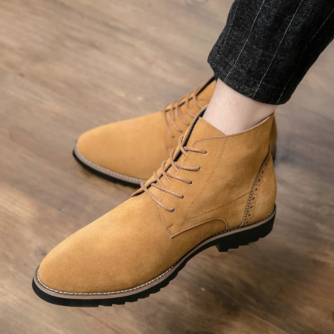 Comfortable men's hybrid boots in a versatile taupe suede, ideal for everyday wear