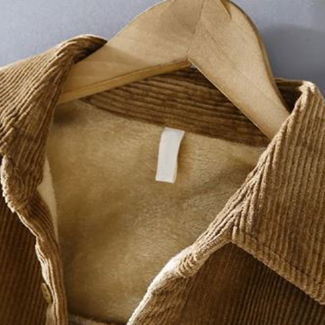 Cozy men's corduroy jacket, offering warmth and style. Essential autumn-winter outerwear.