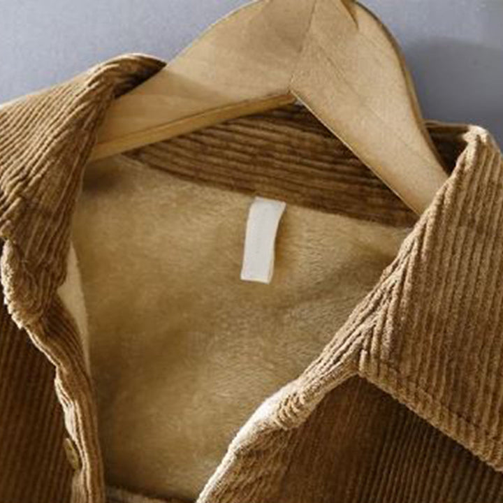 Cozy men's corduroy jacket, offering warmth and style. Essential autumn-winter outerwear.