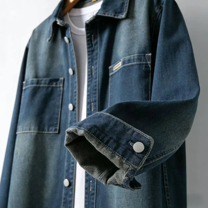 Versatile men's overshirt in light blue, ideal for everyday style and comfort.