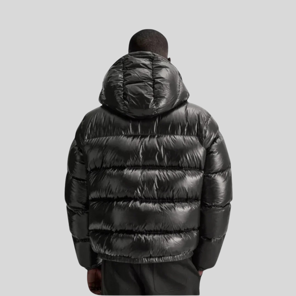 Classic men's quilted winter jacket, offering superior warmth & comfort. A versatile choice for cold weather fashion.