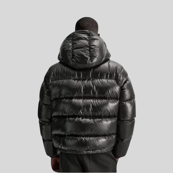 Classic men's quilted winter jacket, offering superior warmth & comfort. A versatile choice for cold weather fashion.