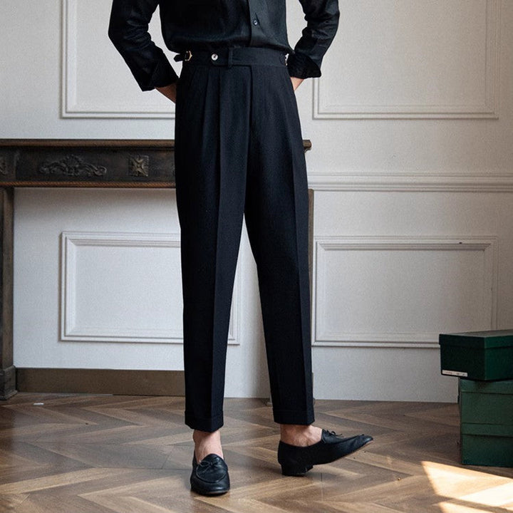 Sophisticated men's work pants: high-waist pleated design, tailored for comfort & style.