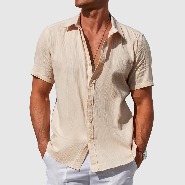 Casual men's textured short-sleeve button-up shirt. Ideal for summer fashion and versatile everyday wear.