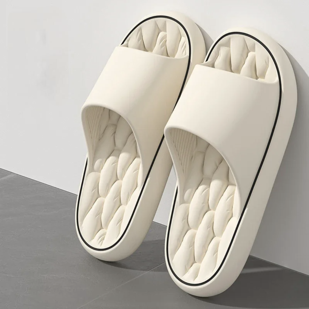 Soft men's pillow slides in dark grey, featuring ultra-cushioned footbed & non-slip sole for ultimate comfort.