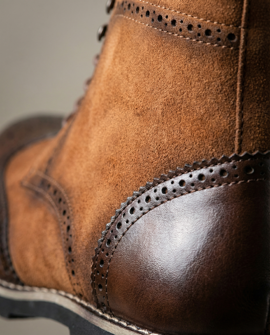 Comfortable men's chukka boots made from premium leather and suede, ideal for a refined casual style