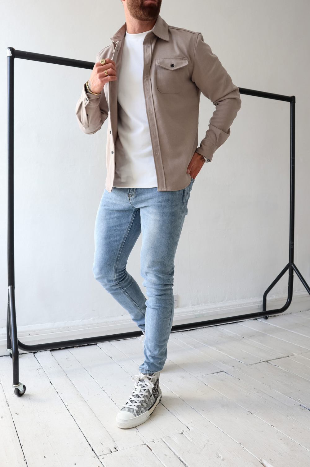 Casual men's long-sleeve button-up overshirt jacket with chest pocket. Ideal outerwear for transitional weather.